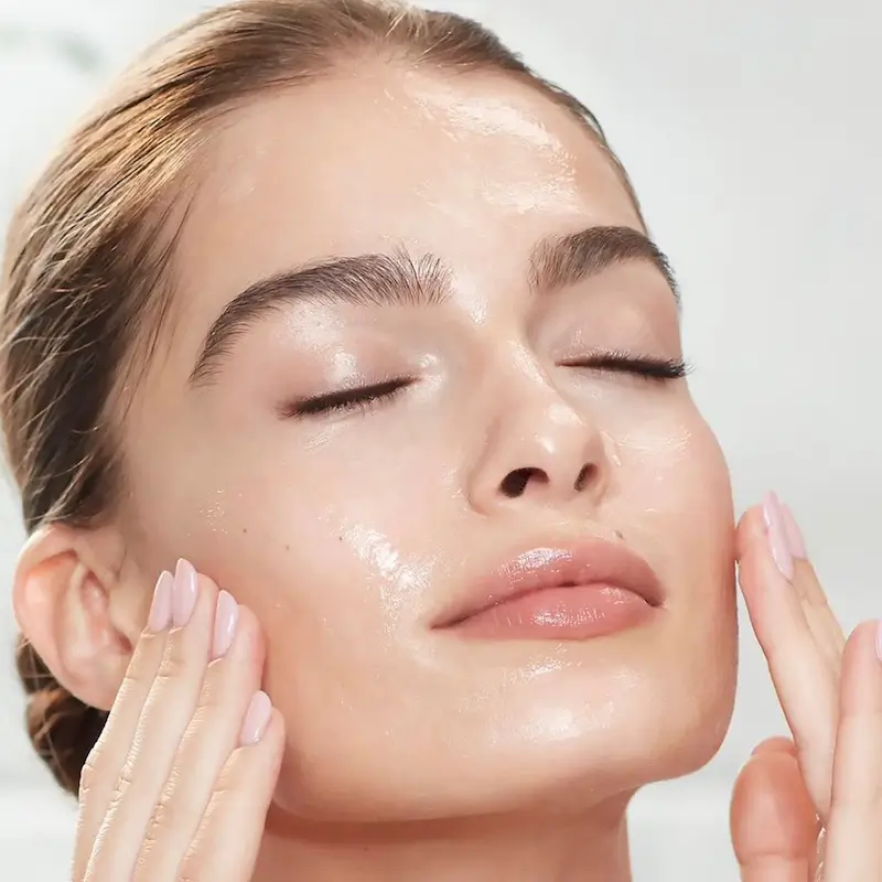 Aplicación de gel hidratante facial y en cuello