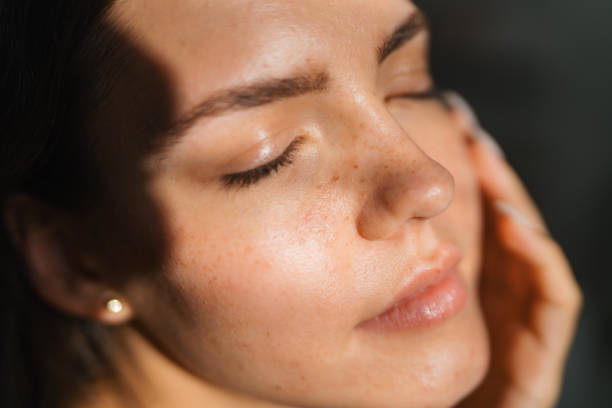 Mujer cuidando e hidratando su rostro y cuello como parte de su rutina facial