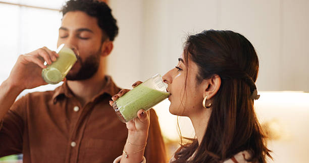 Mujer disfrutando un smoothie verde como parte de una rutina diaria de bienestar